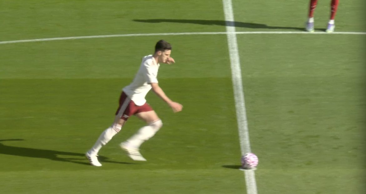 Chiến thuật mới gây tranh cãi: Vì sao các đội bóng cố tình sút bóng ra biên?