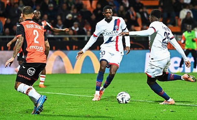 Mendes nổ súng, PSG vẫn đánh rơi chiến thắng trước Lorient