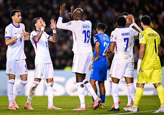 Pháp thắng ngược Azerbaijan, bất bại ở chiến dịch vòng loại