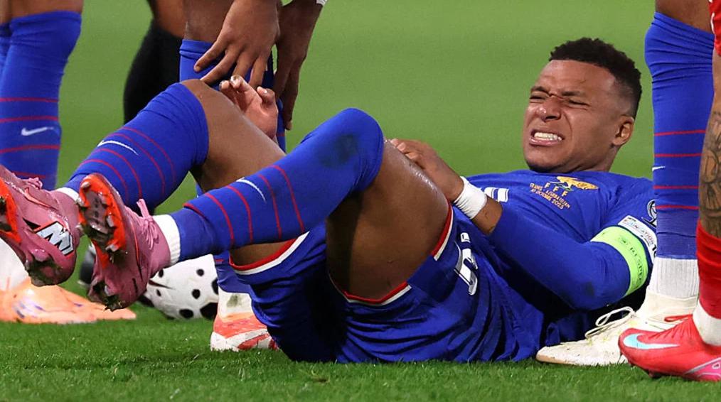 Rời sân giữa chừng, Deschamps xác nhận Mbappe dính chấn thương