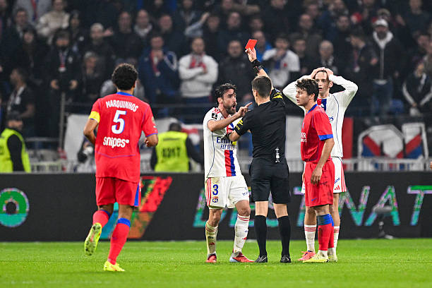 Tiếng còi méo mó trong trận Lyon – PSG