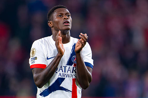 Từ “bắt chết” Yamal đến vẽ nên siêu phẩm: Nuno Mendes và một tuần bùng nổ