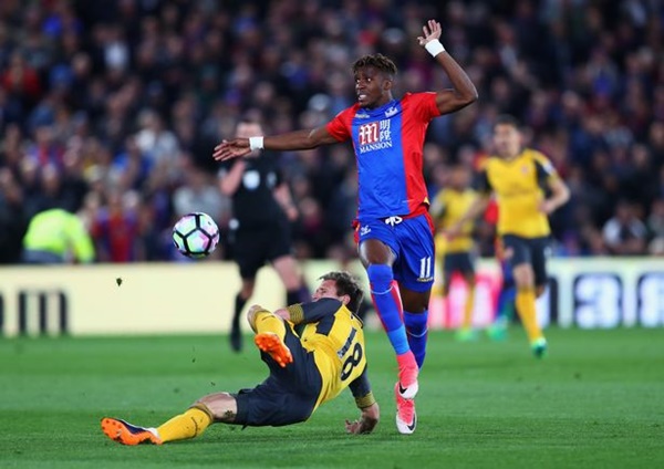 10 ngôi sao bị phạm lỗi nhiều nhất trong 6 năm qua: Messi xếp sau 1 cái tên