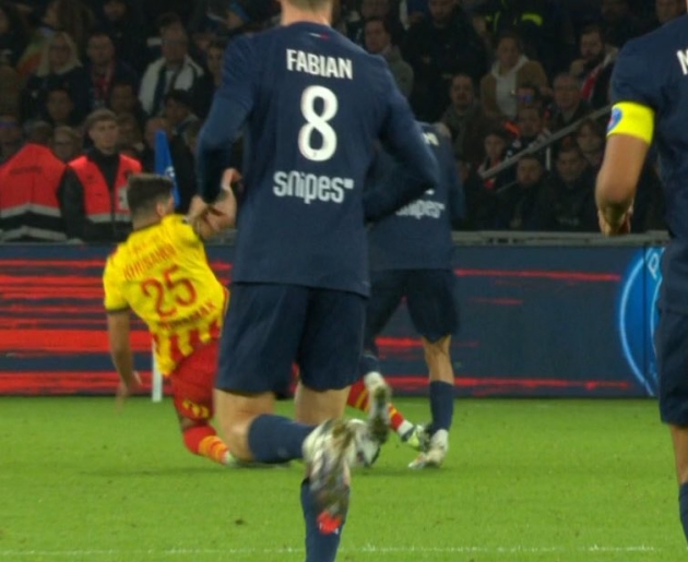 Abdukodir Khusanov nhận thẻ đỏ sau pha phạm lỗi nguy hiểm với Hakimi