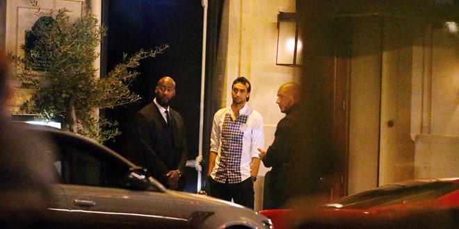 Alves chủ trì buổi hoà giải Neymar – Cavani ở nhà hàng