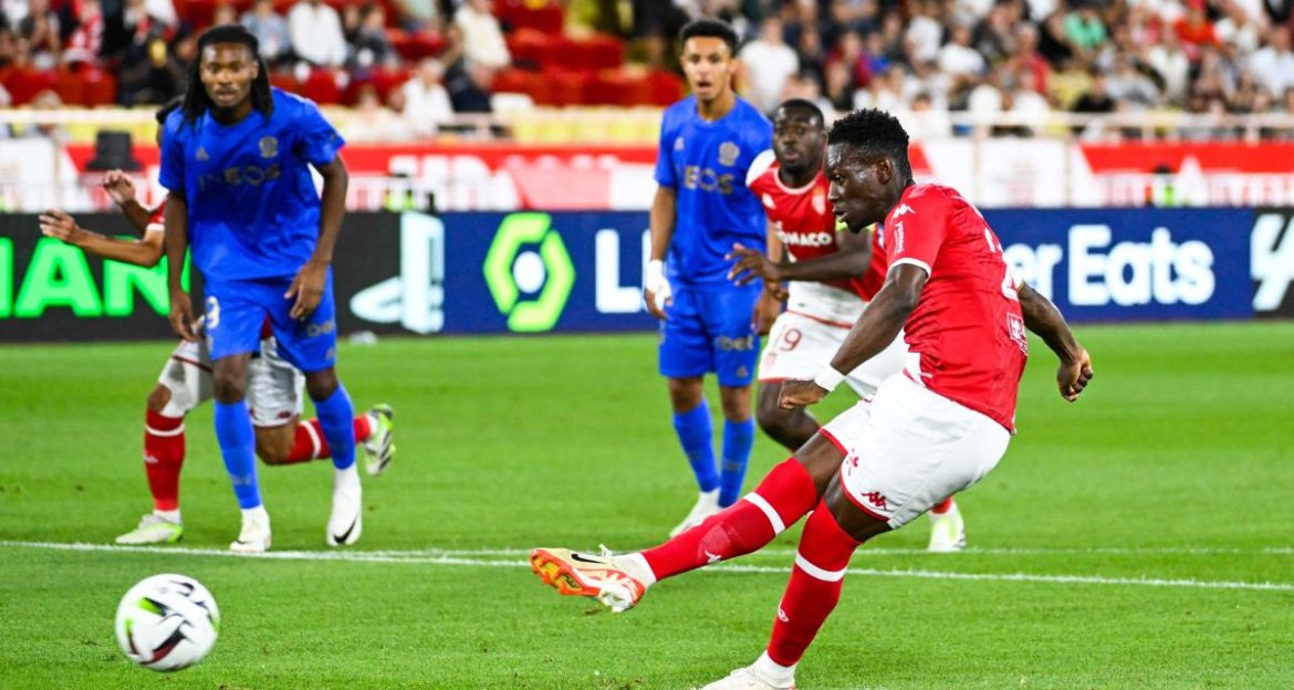 Balogun hóa thảm họa, HLV Monaco nhận xét thẳng thắn