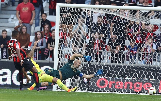 Balotelli lại sáng, Nice giữ chắc ngôi đầu Ligue 1