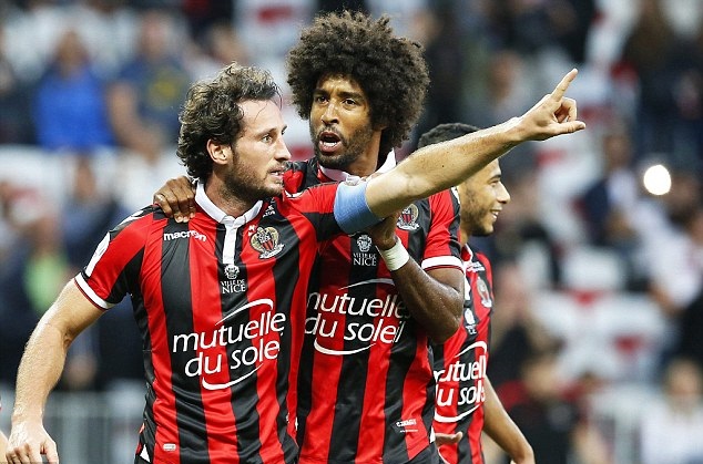 Balotelli lập cú đúp, Nice soán ngôi đầu của PSG