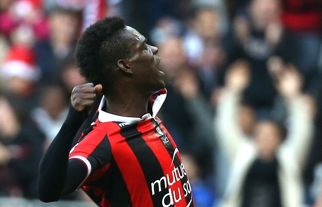 Balotelli lập cú đúp, OGC Nice độc chiếm ngôi đầu Ligue 1