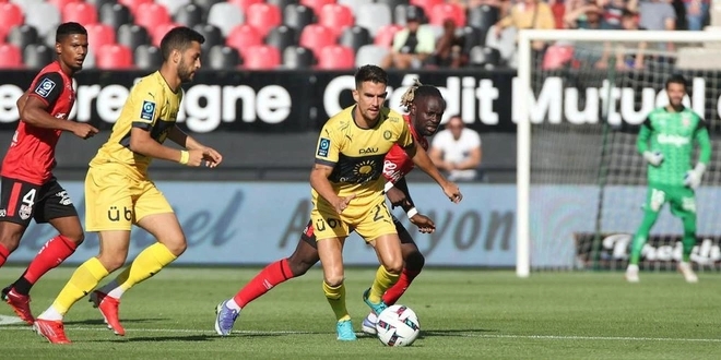 Báo Pháp chê bai CLB Pau