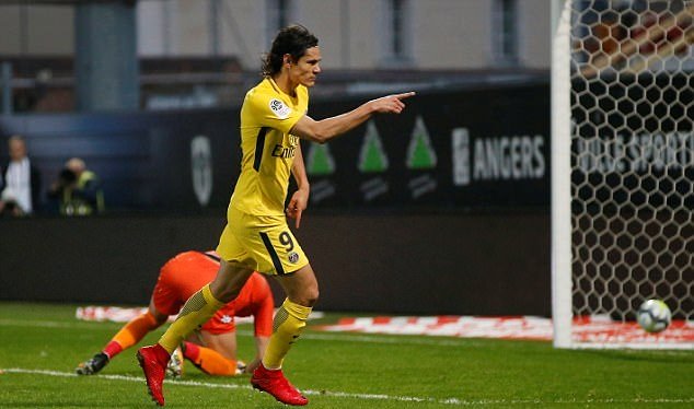 Bất chấp tin đồn, Cavani trên đường trở thành huyền thoại PSG