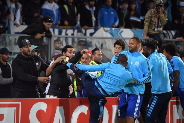 Bị chỉ trích, Patrice Evra quay sang ‘đá đểu’ CĐV Marseille