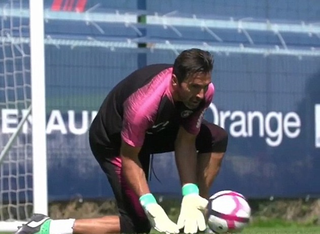 Buffon không tự tin sẽ được bắt chính tại PSG