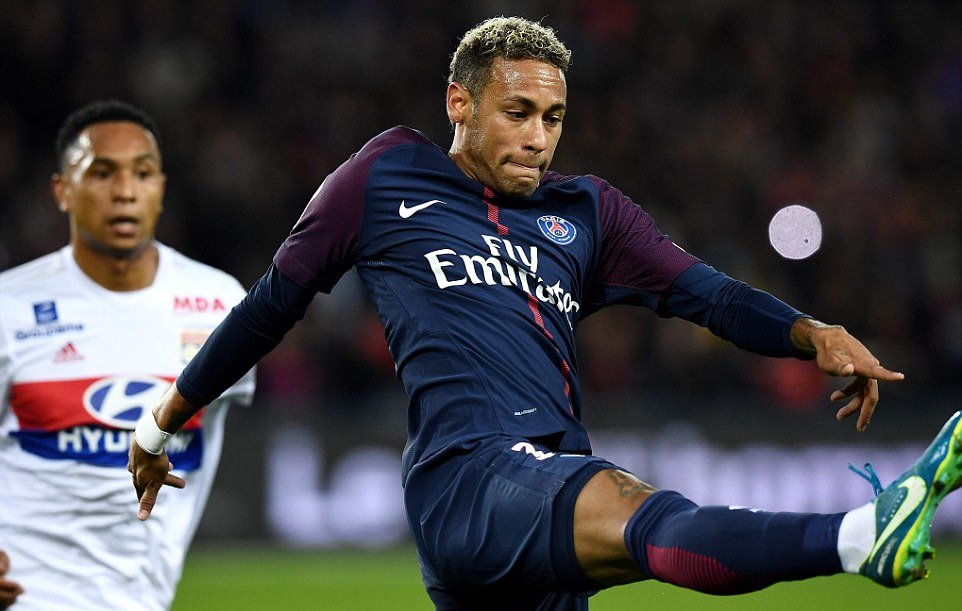 C-M-N im tiếng, PSG vẫn thắng nhờ 2 cầu thủ Lyon