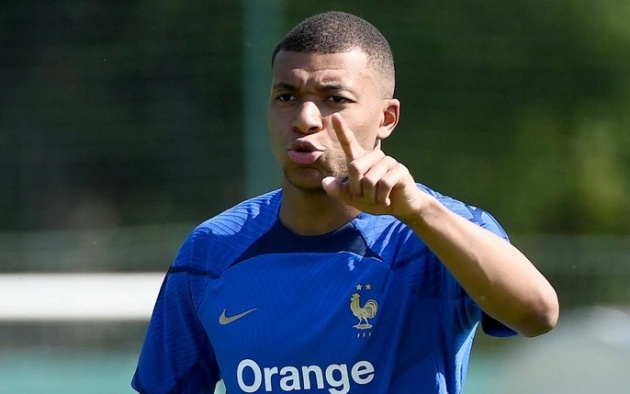 Căng thẳng với PSG bùng nổ khi Mbappe thấy em trai khóc