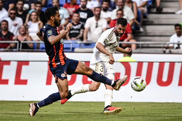 Cầu thủ của Lyon phê phán việc liên tục thay đổi HLV trưởng