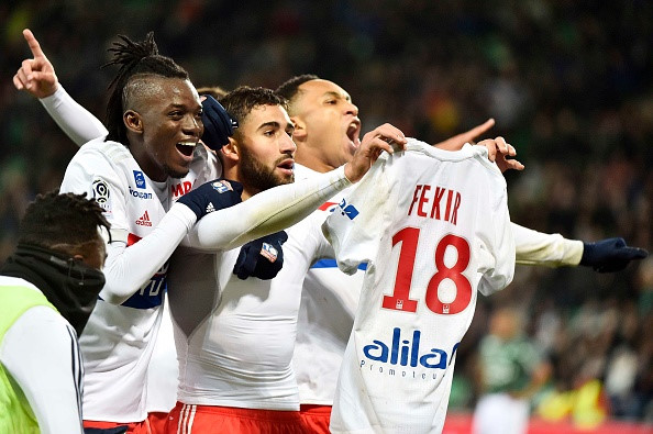 Cầu thủ ‘suýt bị đánh’ san bằng thành tích của Benzema