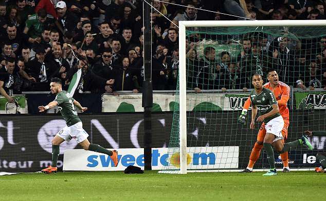 Cavani bỏ lỡ không tưởng, PSG hòa nhọc nhờ bàn phản lưới nhà của Debuchy