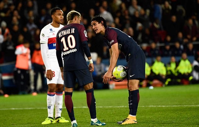 Cavani ‘chê’ 27 tỉ đồng để giành đá penalty cho Neymar