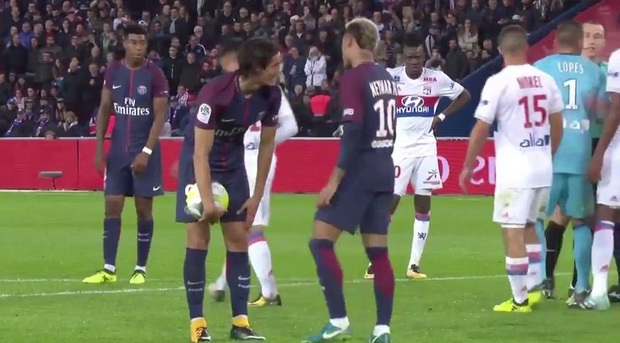 Cavani lại ‘phủi tay’ với Neymar, PSG coi chừng đấy!