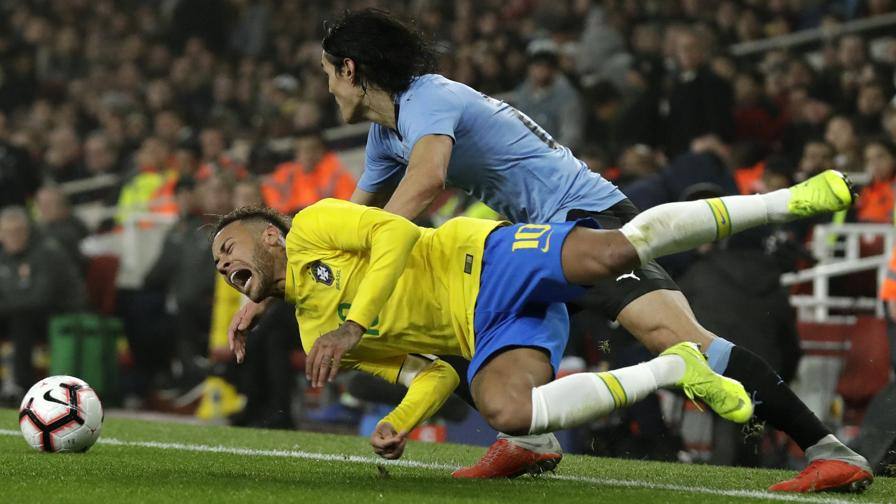 Cavani nói thẳng với Neymar: “Không có bạn bè gì hết”