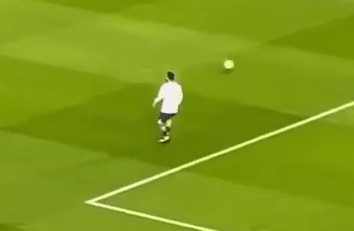 CĐV trầm trồ trước kỹ năng đỡ bóng của Messi