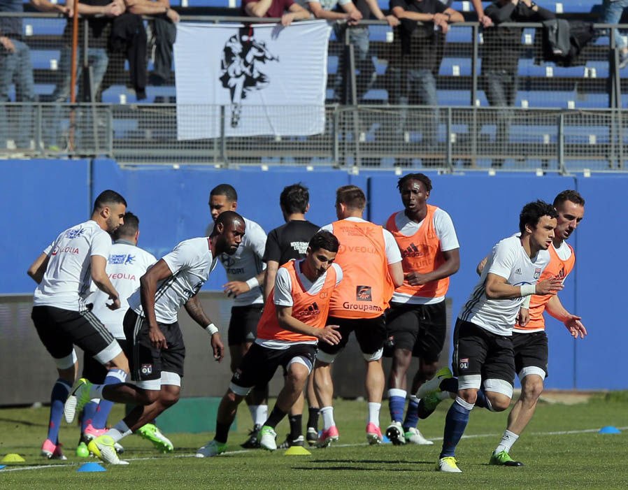 Chùm ảnh: Cầu thủ Lyon quá sốc khi bị CĐV Bastia tấn công