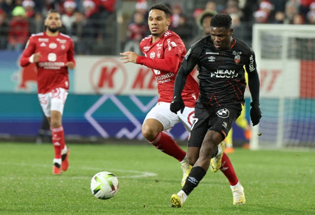 Cổ động viên Lorient “khủng bố” đội nhà bằng gần nửa tạ cá thối