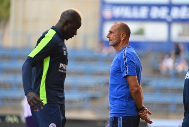 Cựu sao Liverpool xô xát với huấn luyện viên trên sân tập