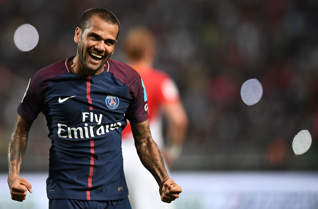 Đại gia nước Anh chú ý, Dani Alves muốn đến Premier League