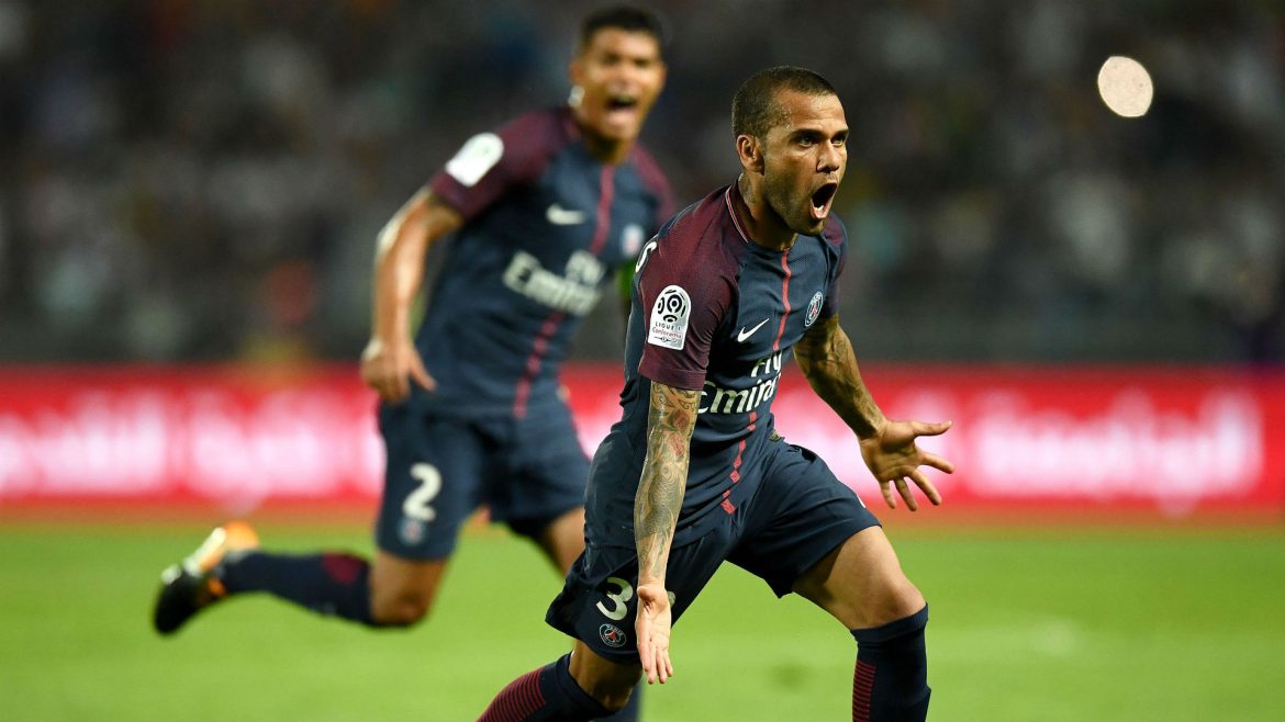 Dani Alves cập bến PSG vì một người
