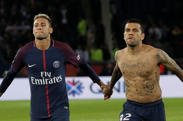 Dani Alves: ‘Chỉ trích Neymar thì rất dễ, làm được những điều cậu ấy làm mới khó’