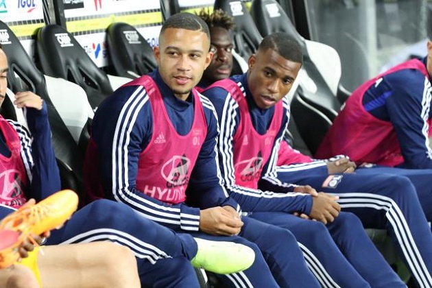 Depay bất ngờ bị đẩy lên ghế dự bị ở Lyon