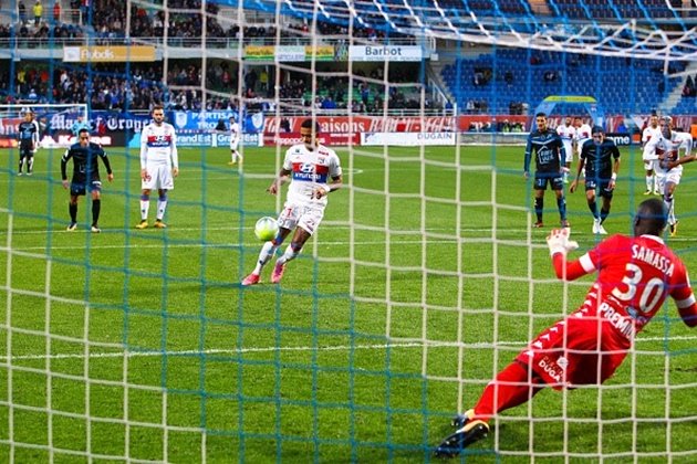 Depay thăng hoa, CĐV M.U phát cuồng