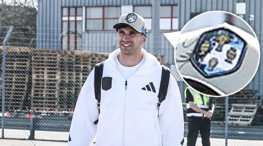 Dibu Martinez gây phẫn nộ tại PSG