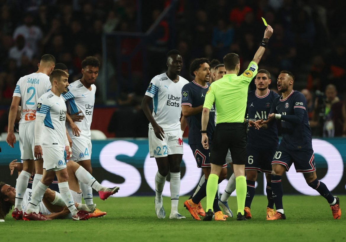 Đối thủ ăn vạ khiến Neymar bị phạt