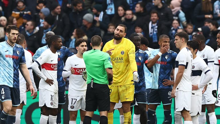 Donnarumma bị đuổi sau 10 phút, PSG vẫn thắng trận