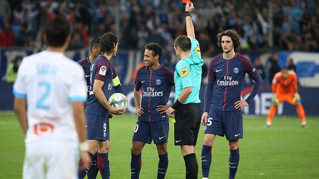 Dùng thiết đầu công rồi bị đuổi, Neymar một mực kêu oan