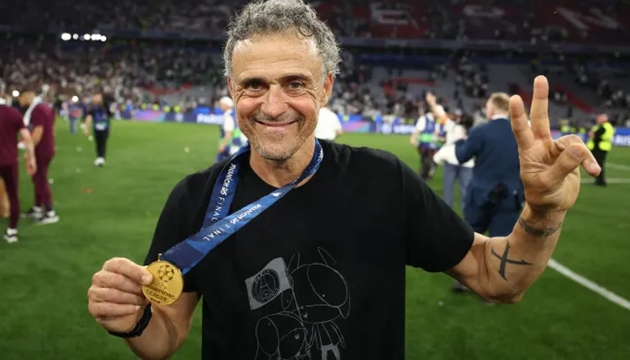 Enrique tái hiện hình ảnh xúc động với con gái Xana sau chức vô địch cùng PSG