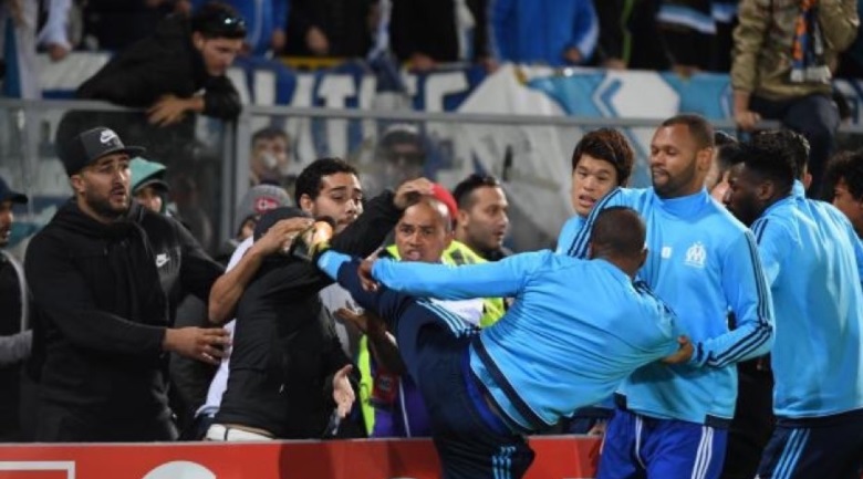 Evra nhận án phạt cực nặng vì vụ “nộ long cước” vào CĐV