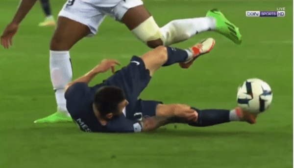 Fan trầm trồ trước pha xử lý của Messi