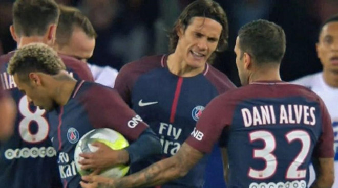 Forlan chê Dani Alves bám váy Neymar