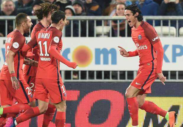 Ghi bàn ầm ầm, Cavani khiến tất cả “ngả mũ”