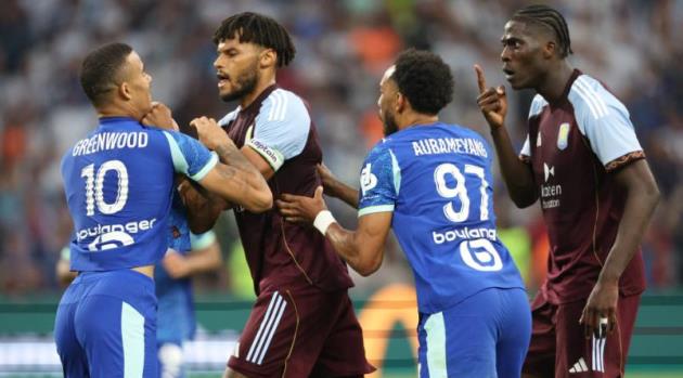 Greenwood ghi bàn rồi bị Mings xé áo trong trận Marseille thắng Villa