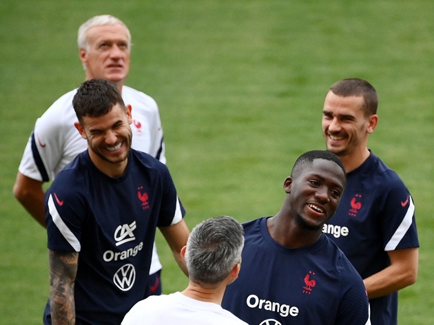 HLV Deschamps chọn xong cặp trung vệ cho cuộc đối đầu với Hà Lan