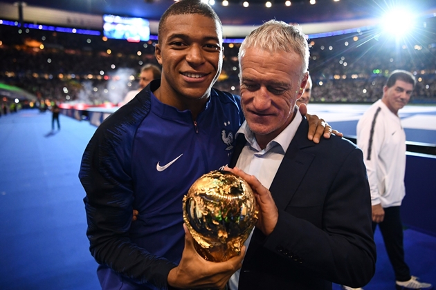 HLV Deschamps “hướng dẫn” Luis Enrique cách sử dụng Kylian Mbappe