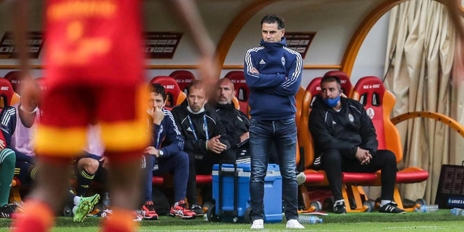 HLV Pau FC từng là đồng đội của Zidane