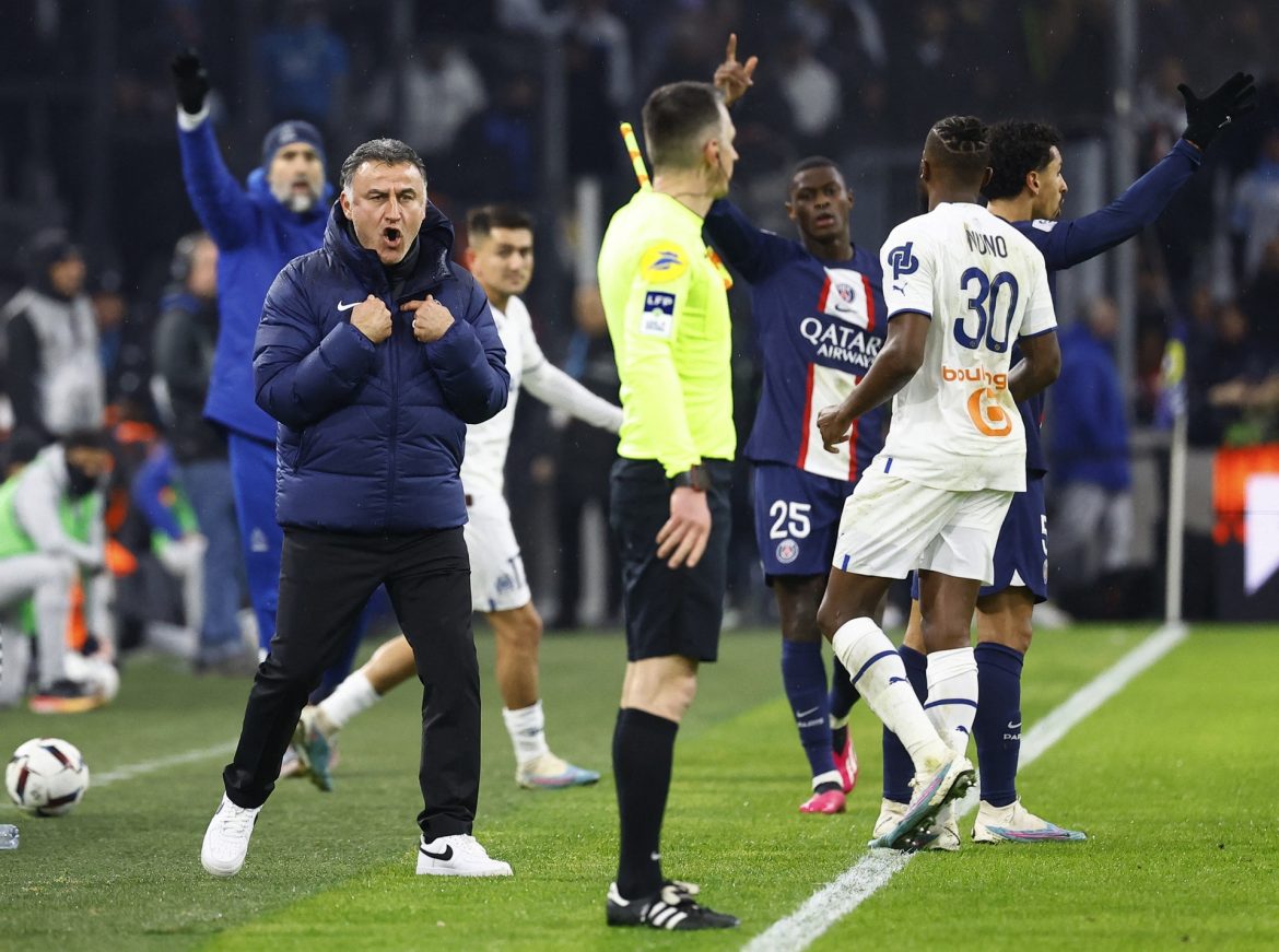 HLV PSG cãi nhau với cổ động viên đối thủ