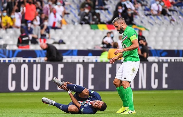 HLV PSG phá vỡ im lặng về hình ảnh đau đớn của Mbappe