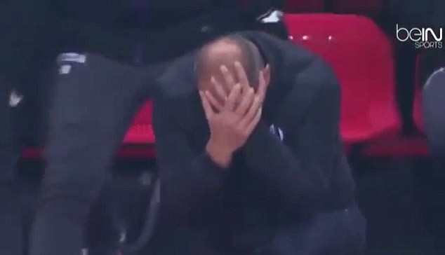 Huấn luyện viên Ligue 1 ăn vạ lộ liễu trên sân